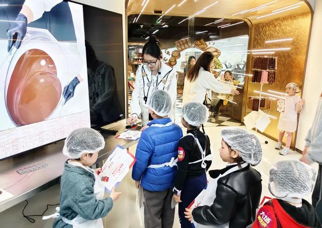 中,轻轻震动模具下的硬板排出空气,再加上一些花生碎,奥利奥碎等配料