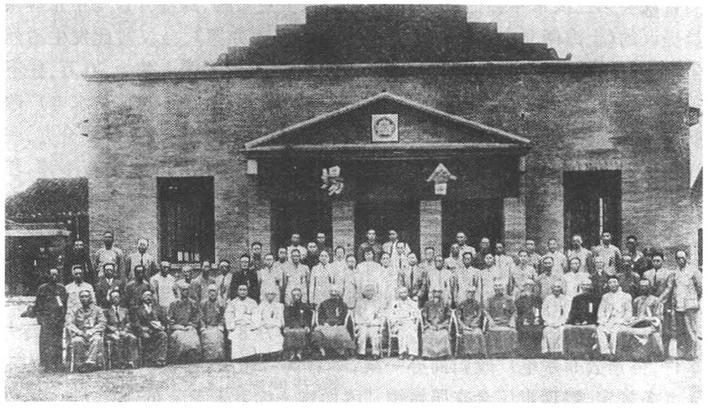 当时的一些重要活动经常在江苏医学院举行，这是在此举行的省临时参议会第一次大会开幕合影。