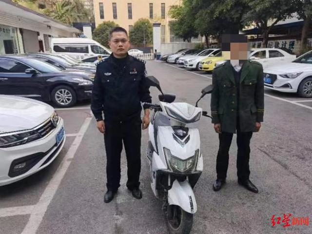 姜某某指认盗窃现场 荣县公安供图