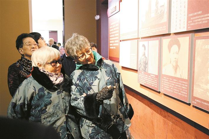 湘女刘佩玉（前排左）和家属参观“天山芙蓉·八千湘女上天山”历史陈列（摄于3月24日）。赵林洁 摄