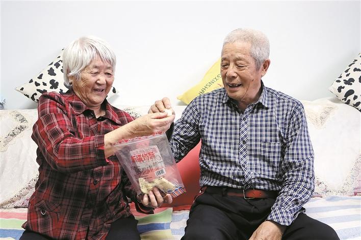 3月23日，王德伦（右）和妻子在家中闲坐聊天、共享美食。兵团日报常驻记者 郭晓维 摄