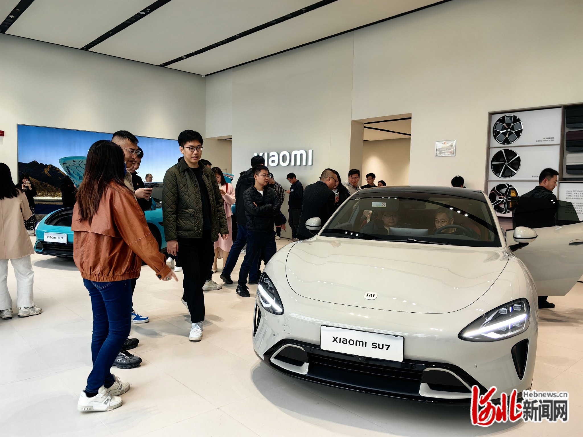 3月29日，在长安汽车园店的小米汽车销售服务中心顾客在体验小米SU7。（袁欣悦/摄）