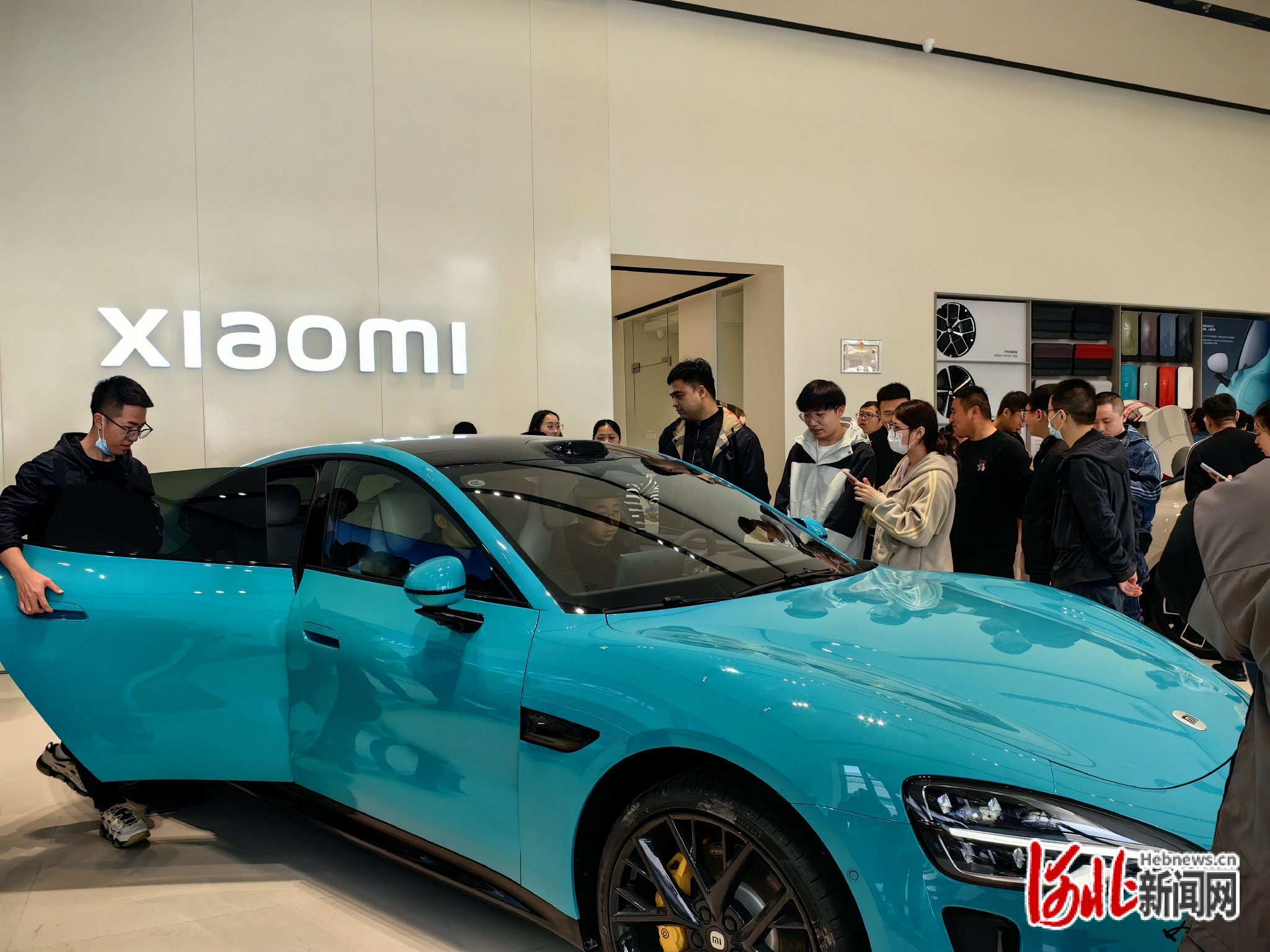 纵览原创|小米汽车售卖首日,石家庄年轻人扎堆到门店看车!