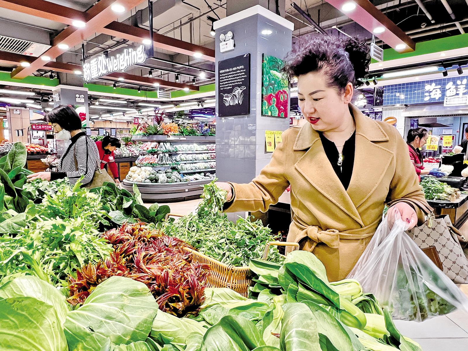 市民在西峰城区某大型超市选购苜蓿芽。 庆阳融媒记者 徐雅荷 摄