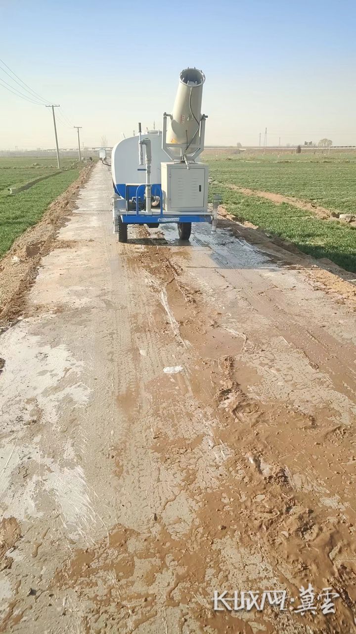 日前，石家庄市正定县曲阳村作业车辆正在进行农田道路养护。正定县农业农村局 供图