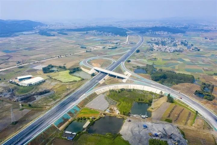 上横高速公路项目建设进展顺利。记者 黄维业 摄