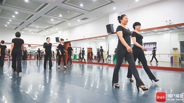 海南省文化馆模特培训公益课程吸引众多爱好者参与。海南日报记者 张茂 摄