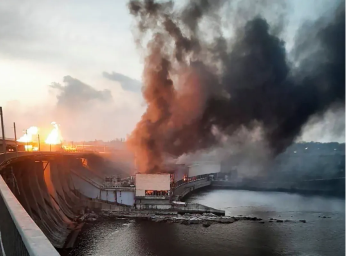 ▲3月22日，乌克兰第聂伯一处水电站遇袭后燃起大火并冒起浓烟。（美联社）