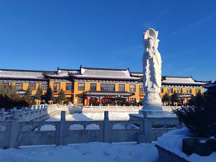 根据一份内部材料显示,2022年长白山历史园区接待国内外游客23.