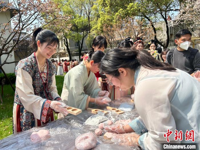 图为28日，在江西南昌“春日物语·拈花拾趣”活动上，中日青年共赴春意之约。朱莹 摄