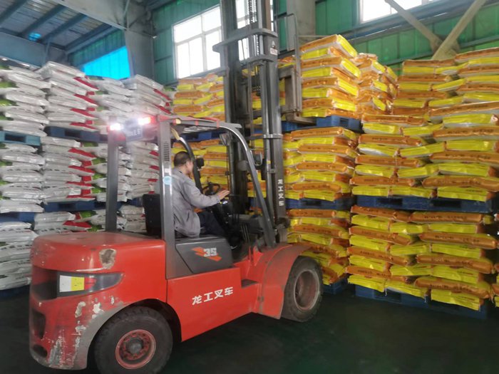 黄麦岭磷化工发运磷酸一铵和复合肥. (李新 摄)晨耕智慧农业(2.500,0.