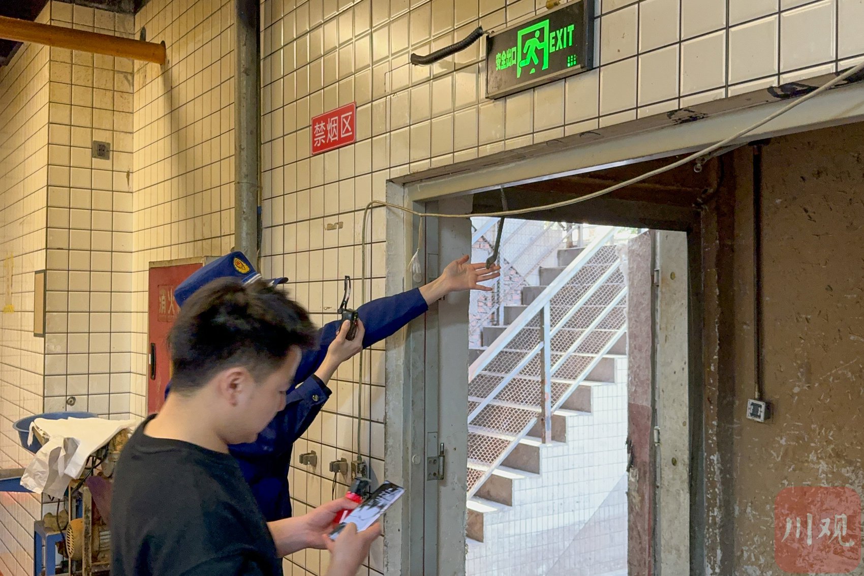 检查人员提醒,"顺序器可以保证防火门的两个门扇,按顺序严丝合缝地