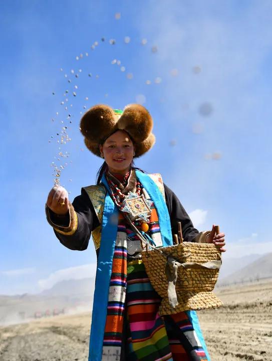 ▲村民在西藏日喀则市江孜县努康村参加春耕仪式时播撒种子（3月16日摄）。新华社记者 晋美多吉 摄