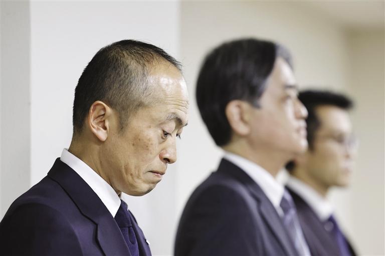 ▲3月22日，在日本大阪，小林制药公司社长小林章浩（左一）在记者会上。新华社照片