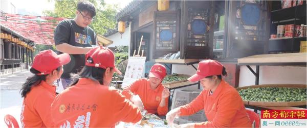 省总工会组织乡村疗休养活动，职工体验青桔腌制。