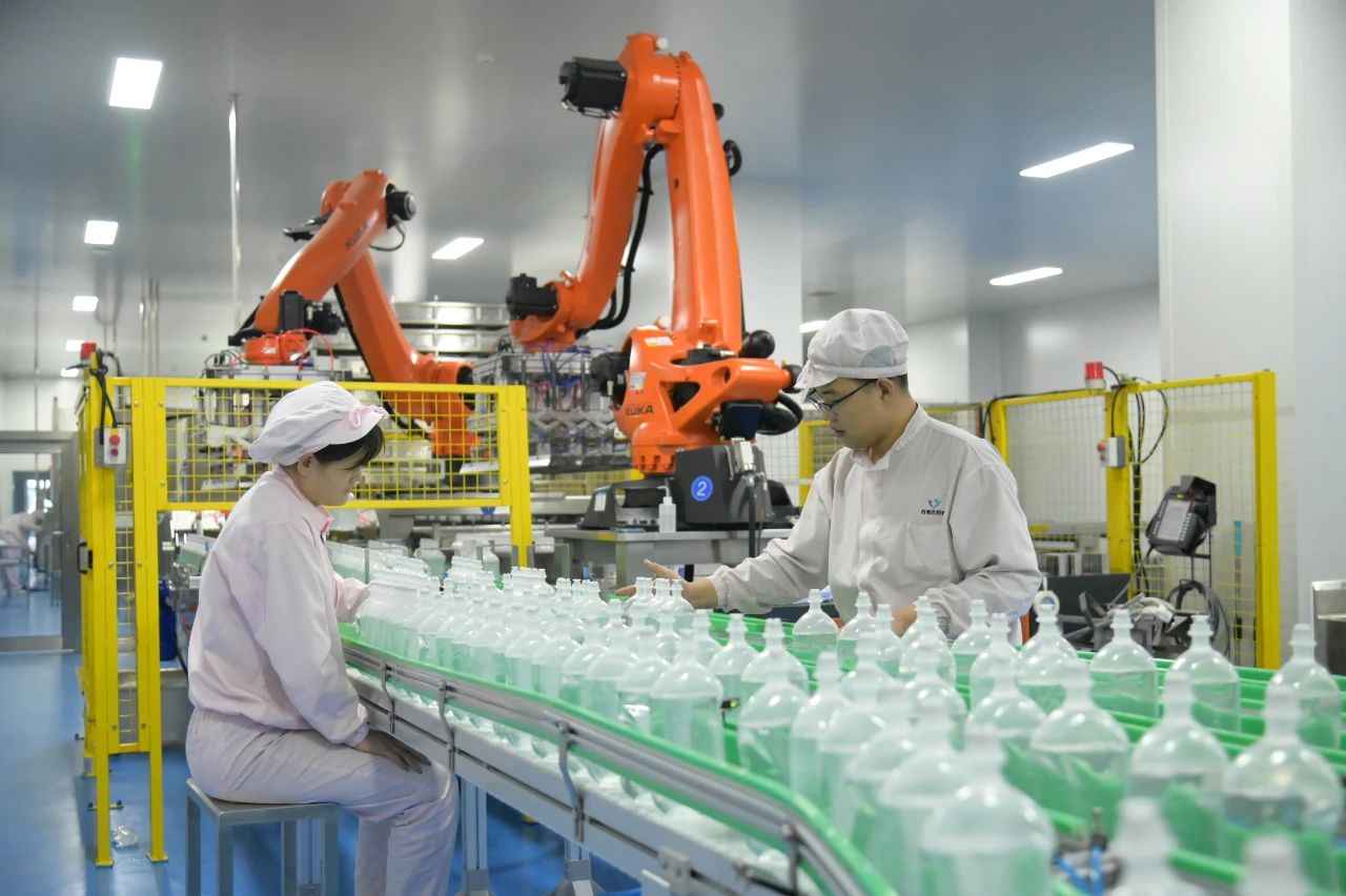 2月18日，在石家庄四药集团新型直立式软袋输液智能车间，工人正在检查瓶体。河北日报通讯员 李应心摄