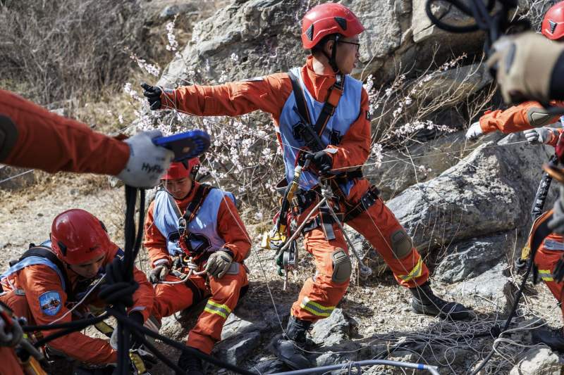3月28日，悬崖向上救援科目现场，参赛队员正在架设绳索。