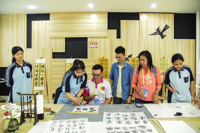 院校师资培训团学员在南宁市第六职业技术学校仙葫校区体验书法艺术