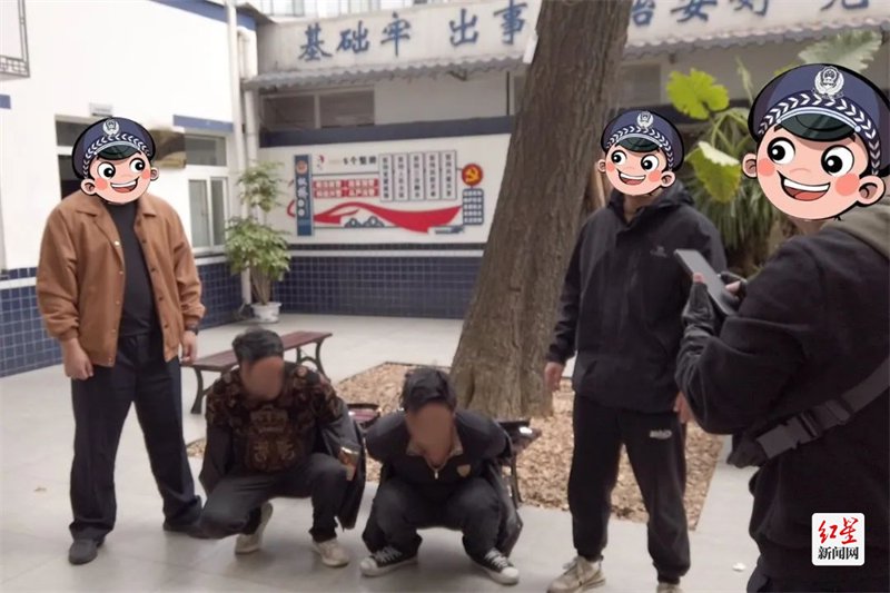 四名商铺盗窃嫌疑人出现在藩库街的一家网吧内