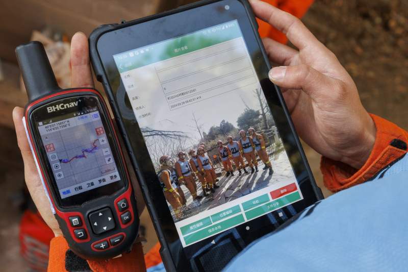 3月28日，山地林内找点的考核科目，参赛队伍借助GPS成功寻找到定位，上传合影完成一个坐标点的打卡。