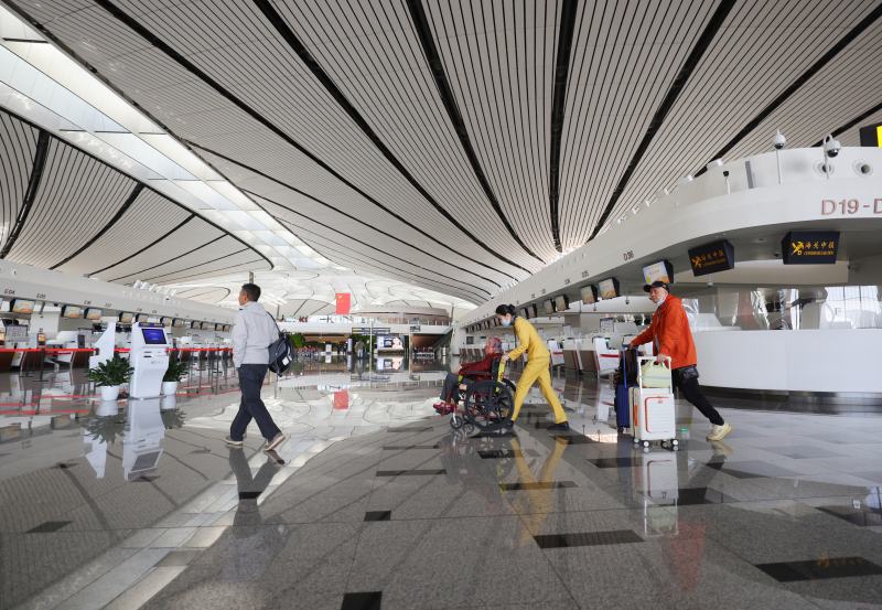 大兴机场为行动不便的旅客提供轮椅服务。新京报记者 陶冉 摄