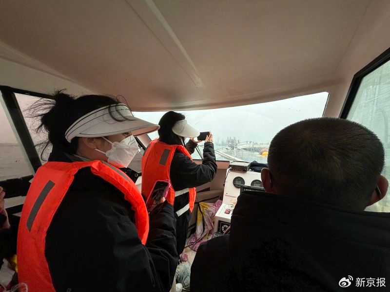 3月27日，山东海阳，李家姐妹带着律师出海，向他介绍案件背景。新京报记者 汪畅 摄