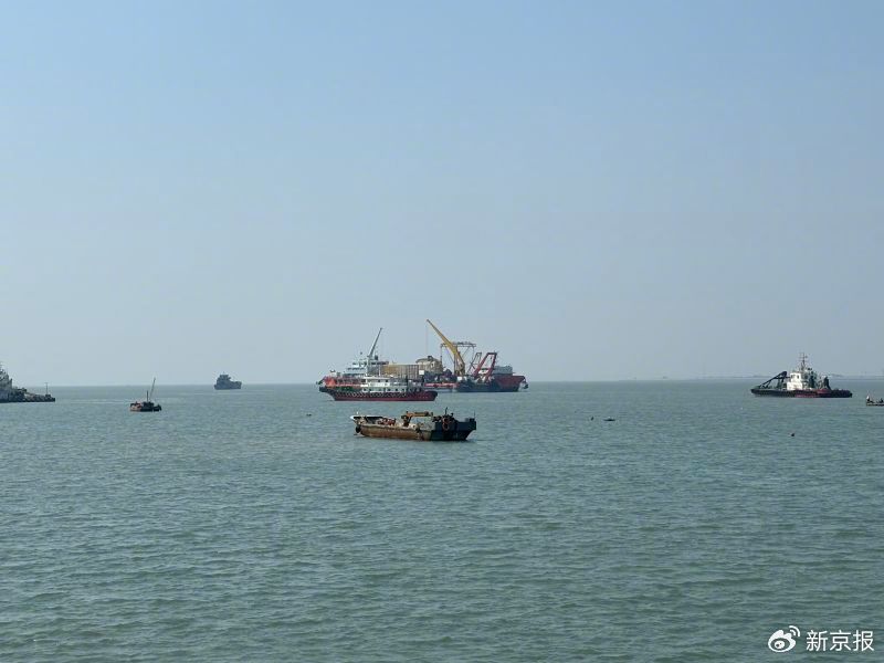 3月26日，山东海阳，一些渔船在海上作业。新京报记者 汪畅 摄