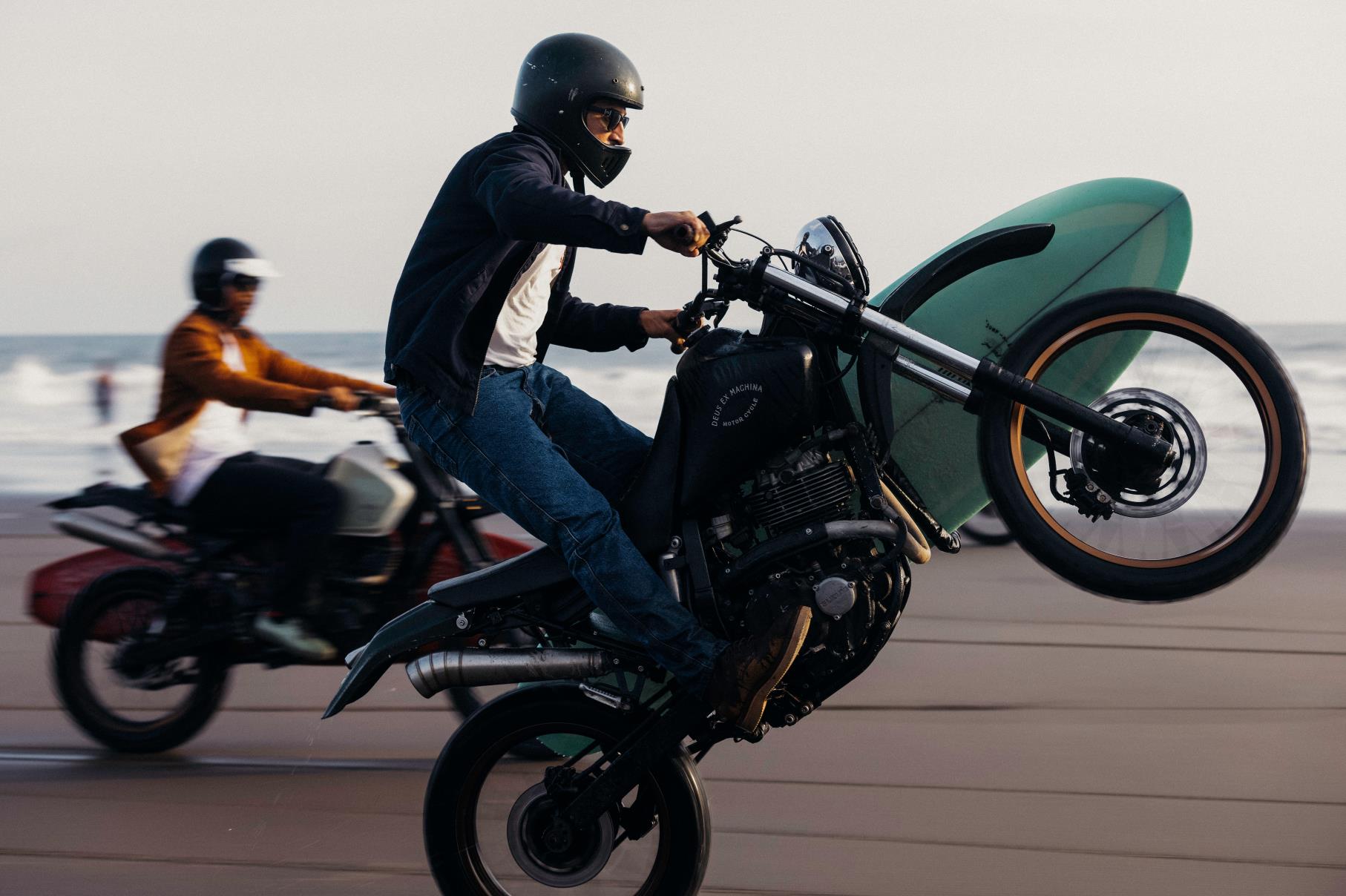 百年灵携手冲浪和复古摩托车节，展露自由热情的冒险精神
