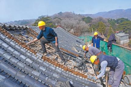 日前，妙峰山景区内部分场所正在修缮施工。