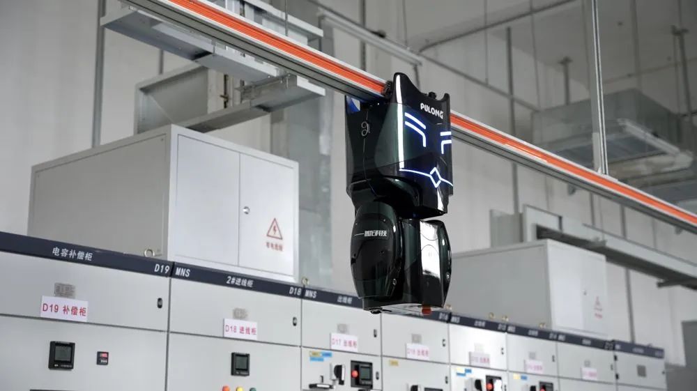 应用在配电室的挂轨式AI巡检机器人（3月25日摄）。新华社记者田策摄