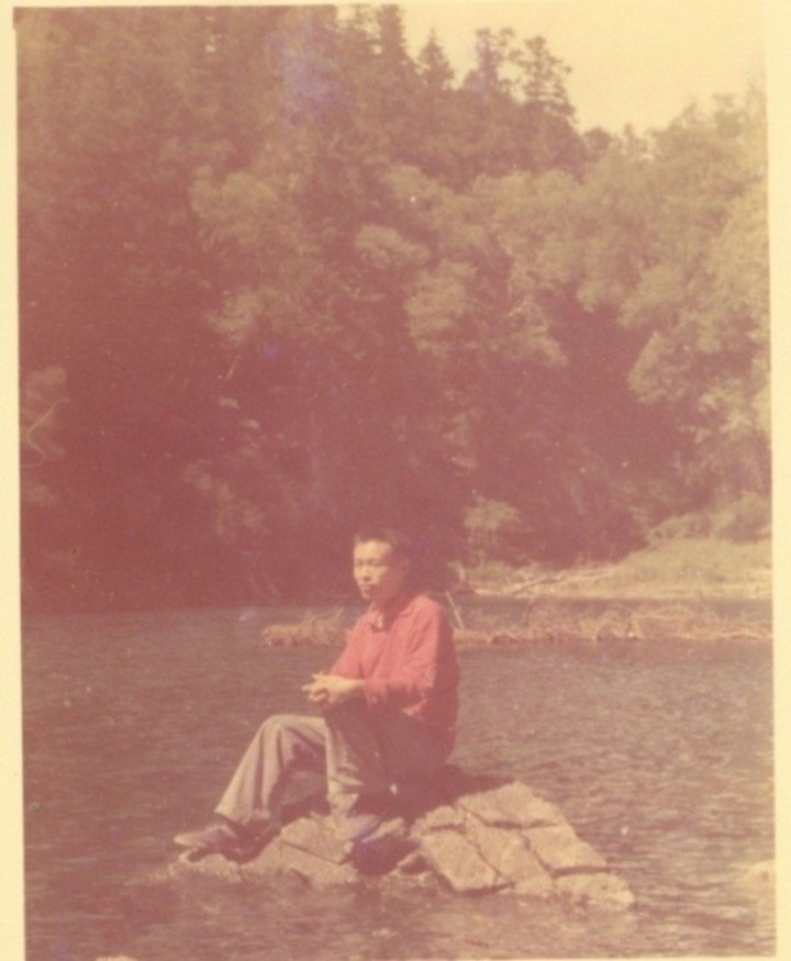 1975年，印开蒲第二次来到九寨沟，留下了一张珍贵的彩色照片。（采访对象提供）