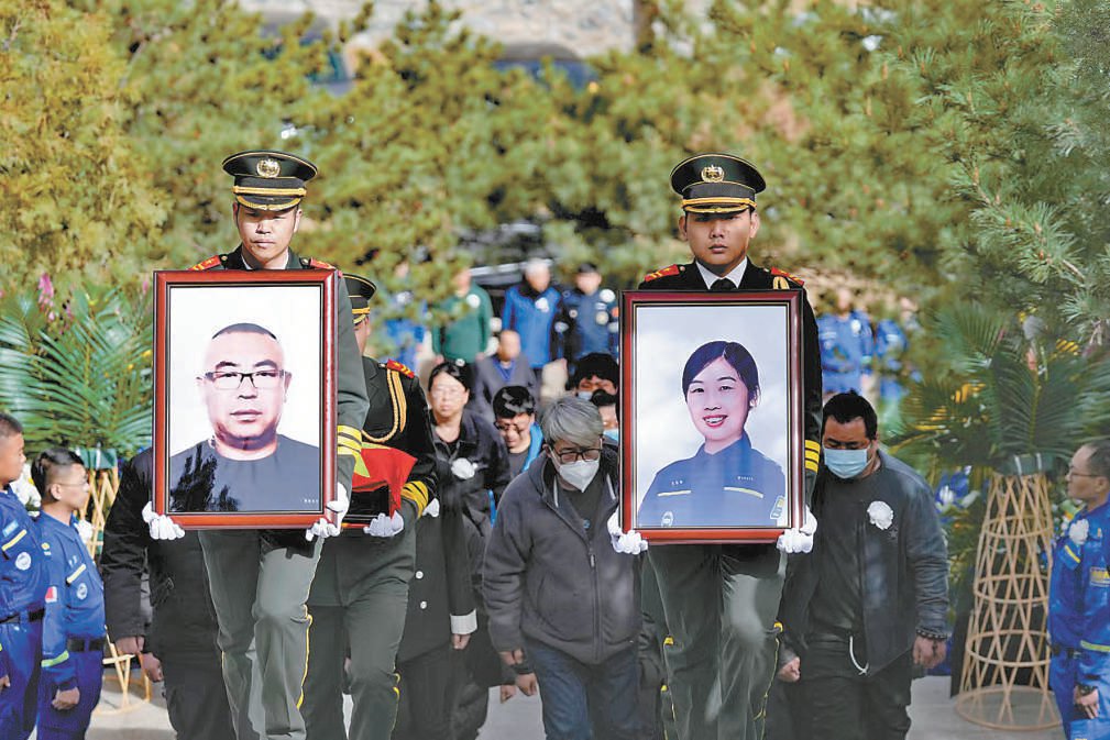 昨天，王宏春、刘建民烈士安葬仪式在房山区平西烈士陵园举行，数百名社会各界代表前来送英雄最后一程。本报记者 安旭东摄