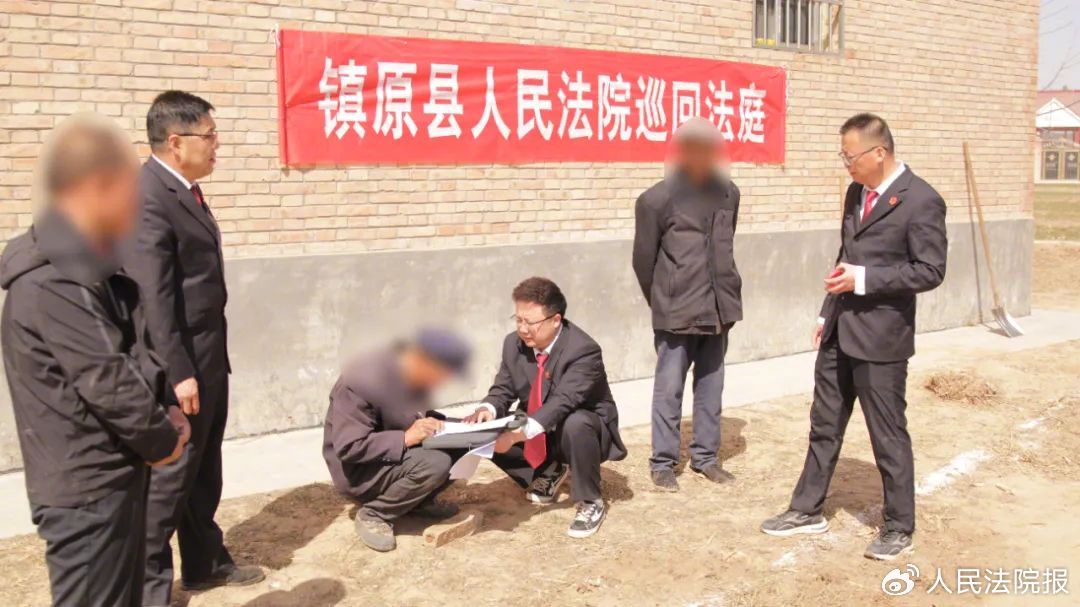 调解协议达成后,法官带头扛起锄头帮助平整,加固路基,法官助理,书记员