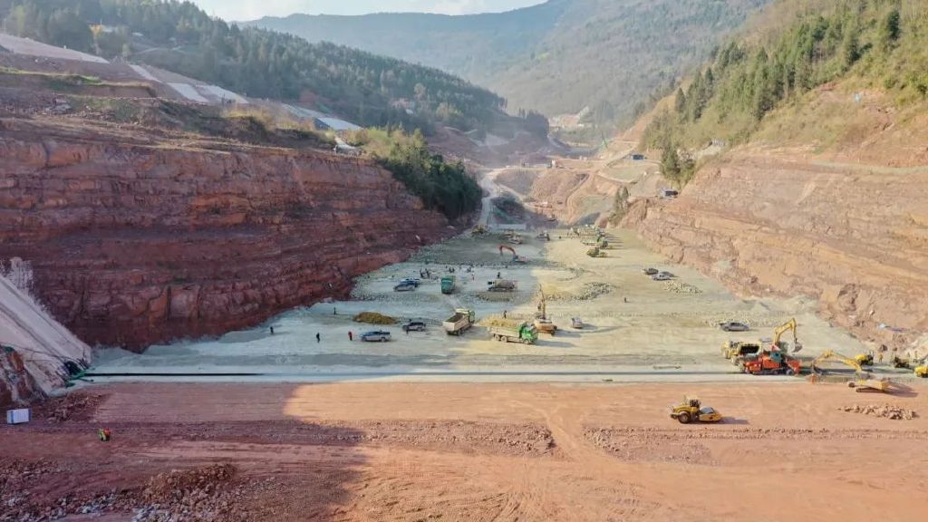 在位于巴中市平昌县的江家口水库建设现场,800余名施工人员和200台(套