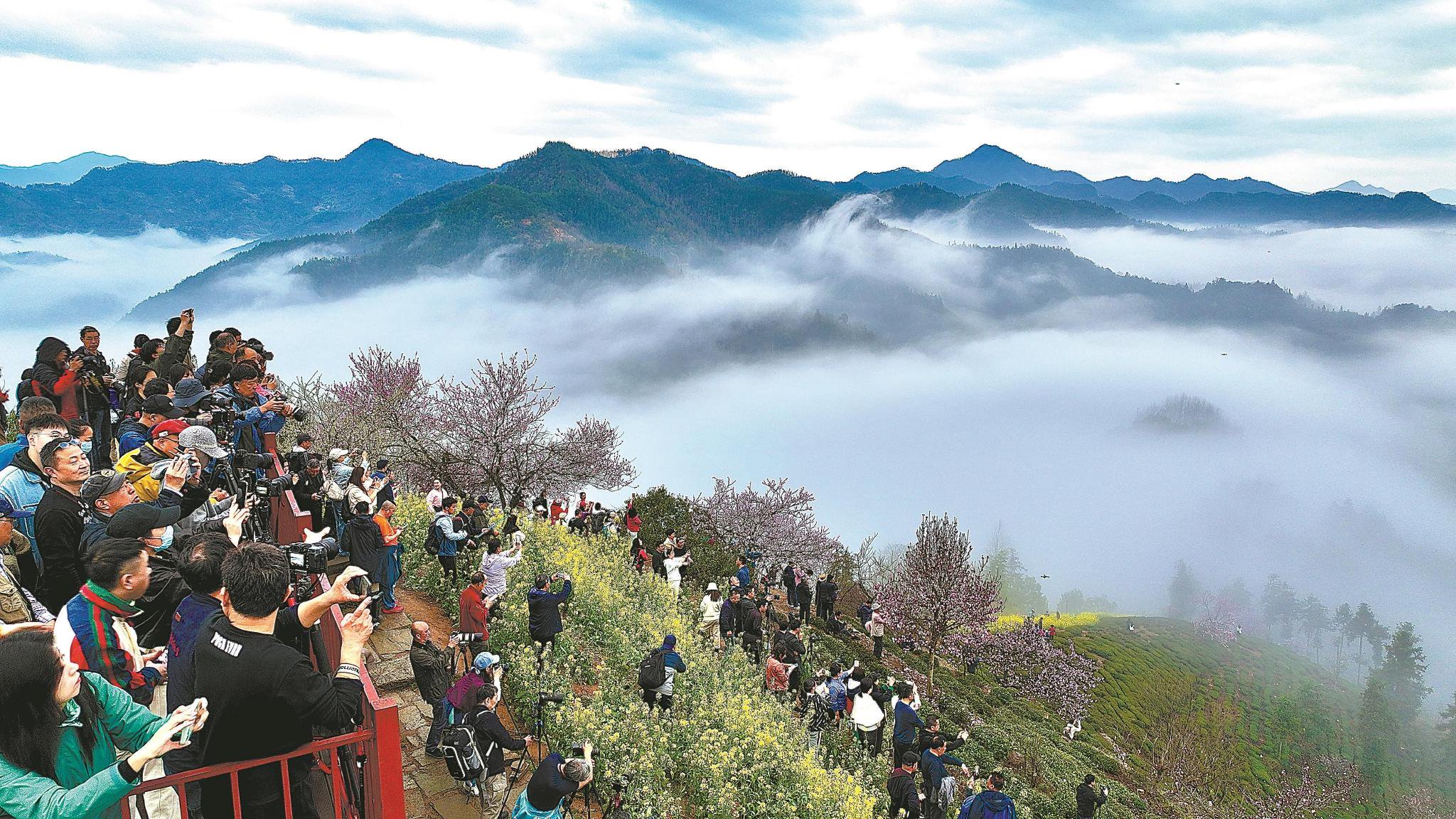 3月24日,黄山市歙县石潭村云海涌现,壮美如画,吸引着众多游客前来.