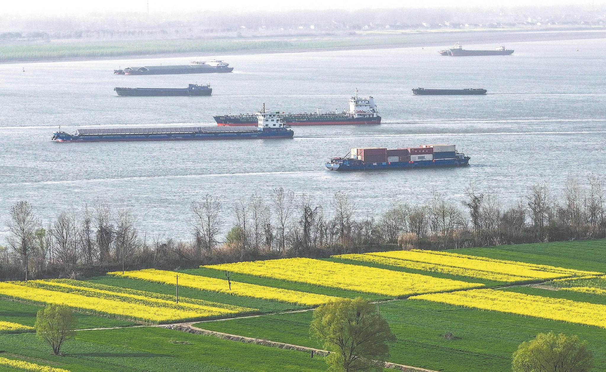 3月19日，装运着生产生活物资的船舶行驶在芜湖市繁昌区长江水域。本报通讯员 鲁君元 摄