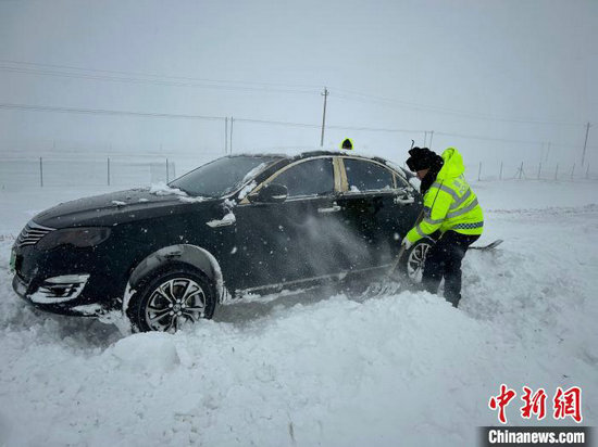 图为陈巴尔虎旗公安局民辅警救助受困车辆.