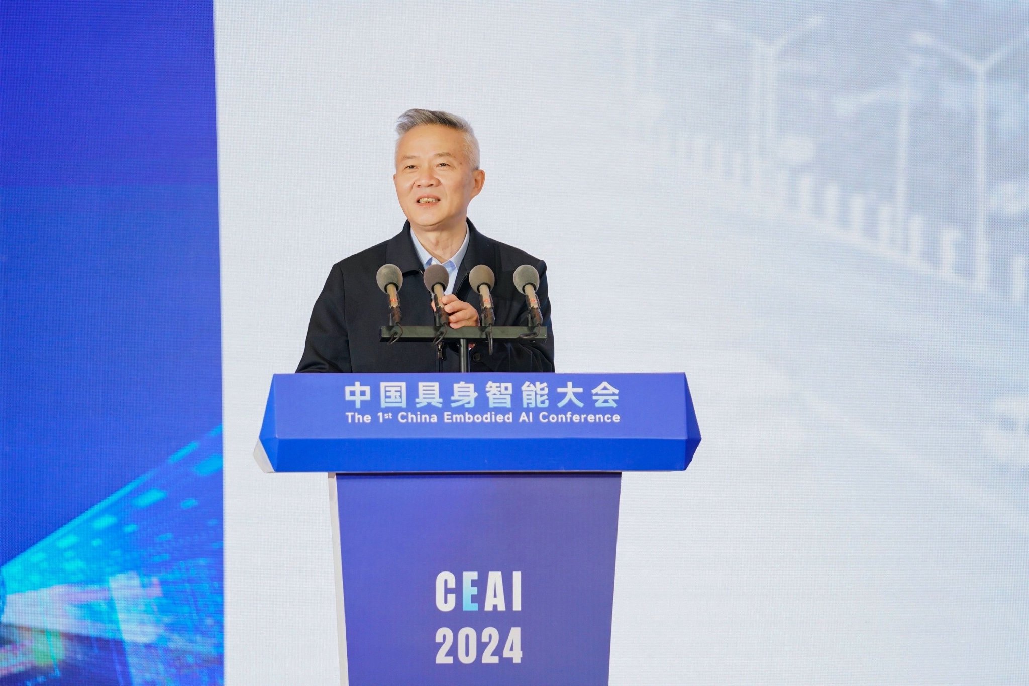 图为中国工程院院士刘宏发表演讲