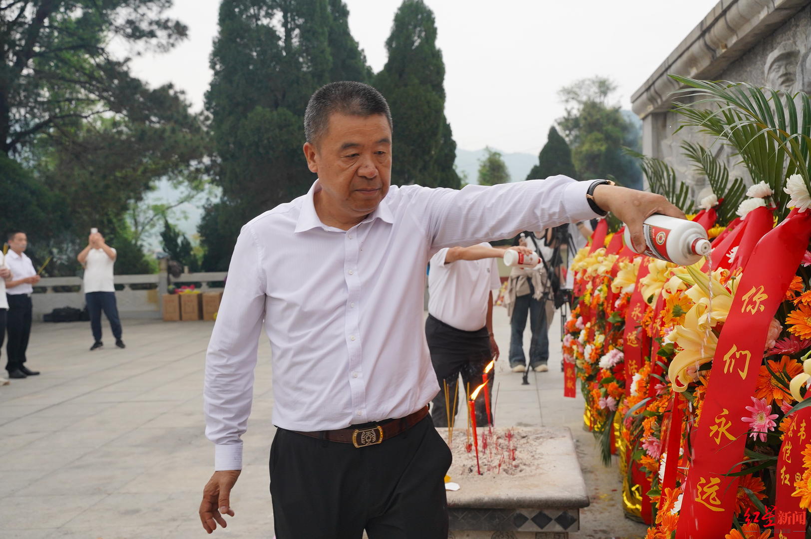 红星深度丨边境祭扫一位退役军人的41年坚守