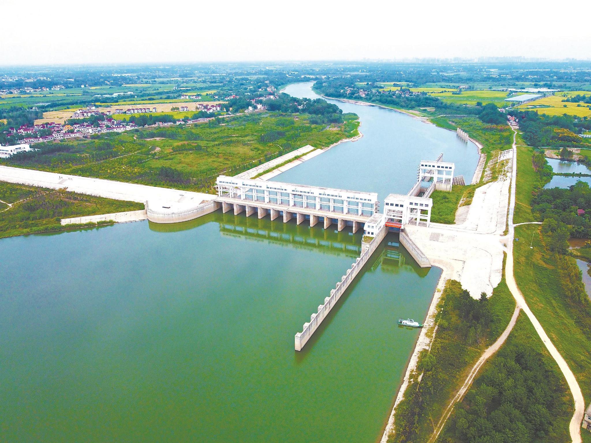 位于芜湖市湾沚区红杨镇境内的青弋江分洪道(青安江)红庙节制闸枢纽.