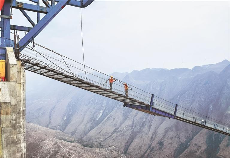 花江峡谷之上600米高空建桥人_新浪财经_新浪网