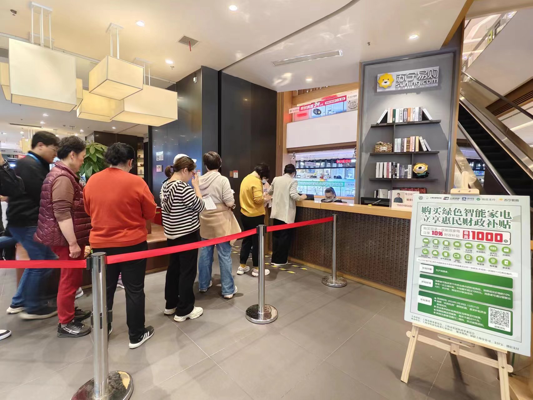 不少市民走进门店购买绿色智能家电。劳动报记者陆燕婷 摄影