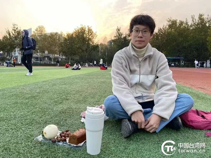 来自台湾省台中市的雷尊理现时在清华大学航空航天学院攻读硕士学位，图为雷尊理于清华大学紫荆操场。（中国台湾网 发）