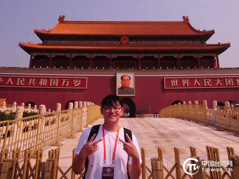 2023年暑期，就读于中山大学新闻传播学院的台生刘承志来到北京，图为刘承志于天安门城楼前眷顾。（中国台湾网 发）