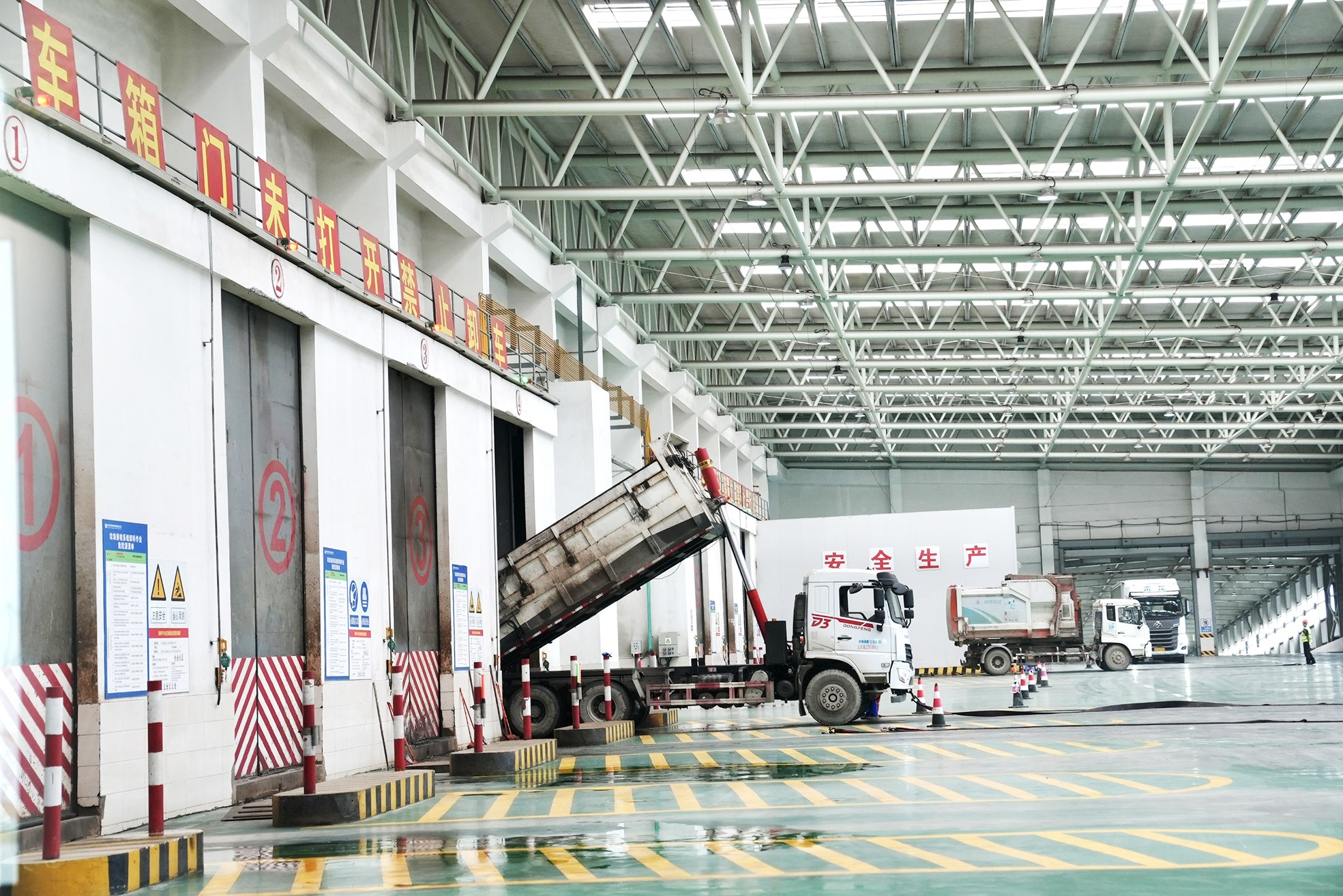 南宁市双定循环经济产业园生活垃圾清洁焚烧发电厂内