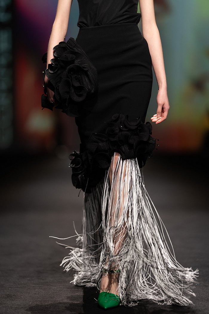 衣柜里永远缺的那一条裙子就在秀场上|2024秋冬上海时装周|上海时装周