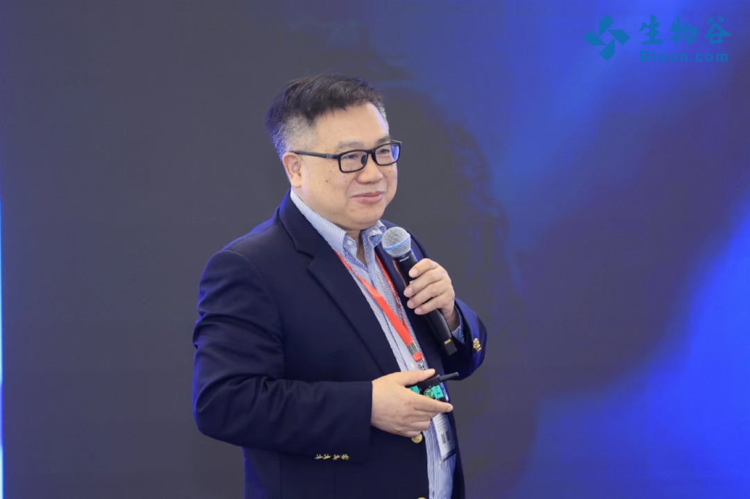 刘明耀教授做了题为"基因编辑与细胞治疗:从基础到临床转化研究"的