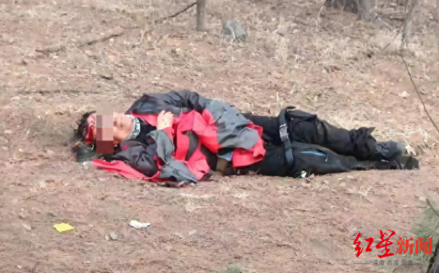 郭先生受伤后躺在地上，图片由目击者拍摄 受访者供图