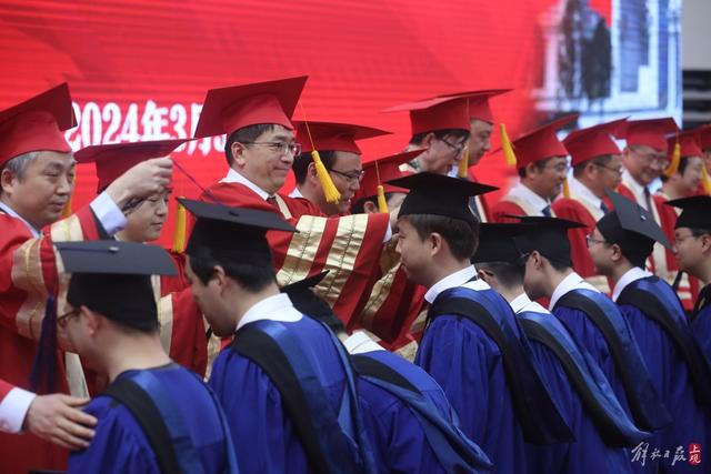 拥抱变革迎接挑战上海交通大学3300余名研究生毕业