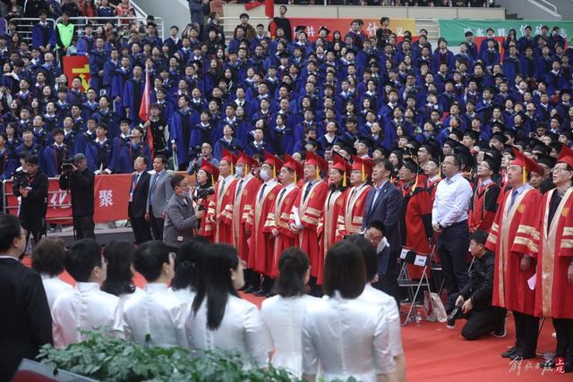 拥抱变革迎接挑战上海交通大学3300余名研究生毕业